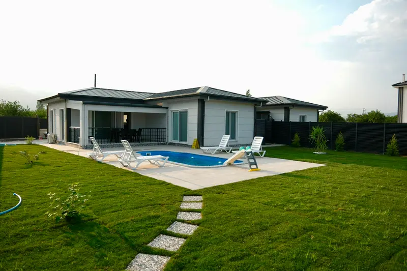 Villa Atlas, havuz ve bahçeden geniş açı