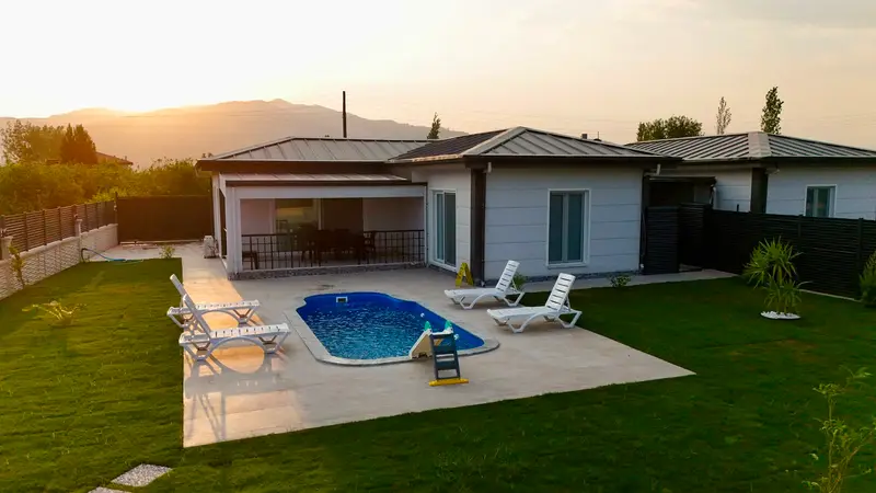 Villa Atlas'ın gün batımında dış cephesi