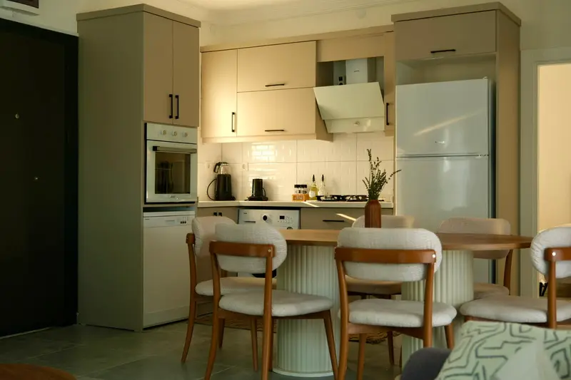 Villa Atlas'ın tam donanımlı mutfağı ve kahvaltı köşesi